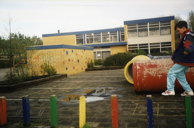 108644 Afbeelding van een jongen op de speelplaats van Basisschool De Schakel (Bangkokdreef 4) te Utrecht.N.B. De foto ...